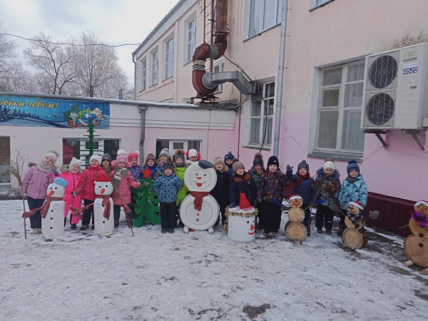 Дружная компания снеговиков