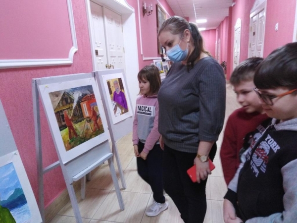 Выставка юных художников «Папы разные нужны, папы всякие важны…»